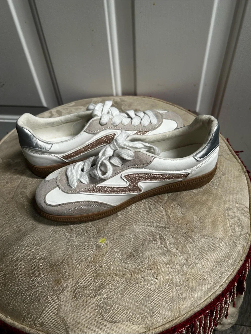 Madden Girl Kirby White & Taupe Suede Accent Sneakers Sz 4